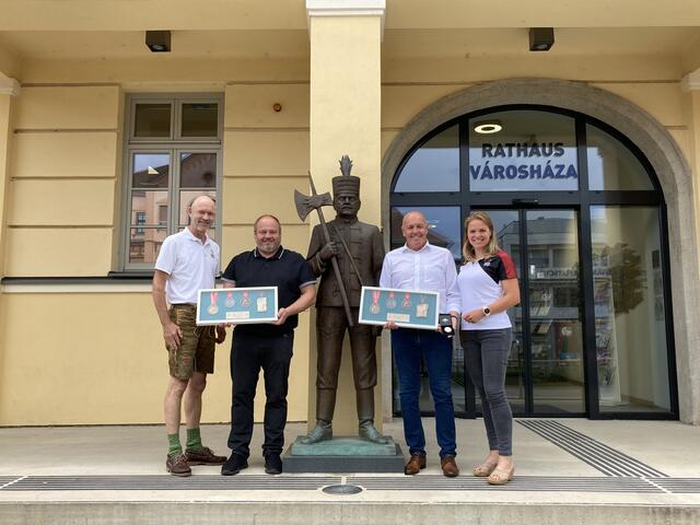 Medaillenübergabe beim Abschlussgespräch: SOÖ-Geschäftsführer Jürgen Winter, Amtsleiter Roland Poiger, Bgm. Georg Rosner und SOÖ-Geschäftsführerin Birgit Morelli | Foto: Stadtgemeinde Oberwart