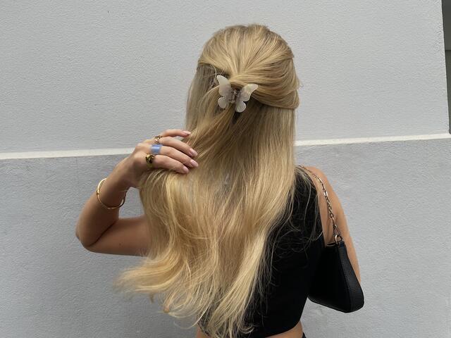 Vor allem helles Haar ist im Sommer besonders pflegebedürftig. So bleiben die Haare auch im Sommer gesund -
