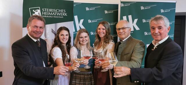 Bei der Erstvorstellung: LK-Präsident Franz Titschenbacher, die Weinhoheiten Marlene Prugmaier, Königin Sophie Friedrich und Katrin Strohmaier, LR Johann Seitinger und Wein-Steiermark-GF Werner Luttenberger (v.l.) | Foto: C. Lamprecht