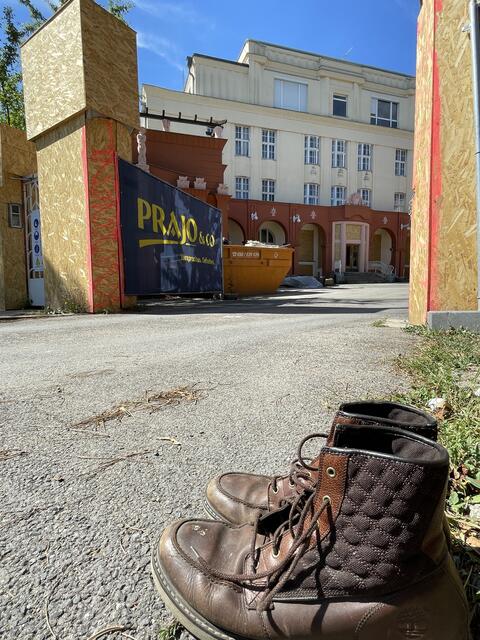 Vor der Baustelleneinfahrt wurden Schuhe abgestellt. | Foto: zVg
