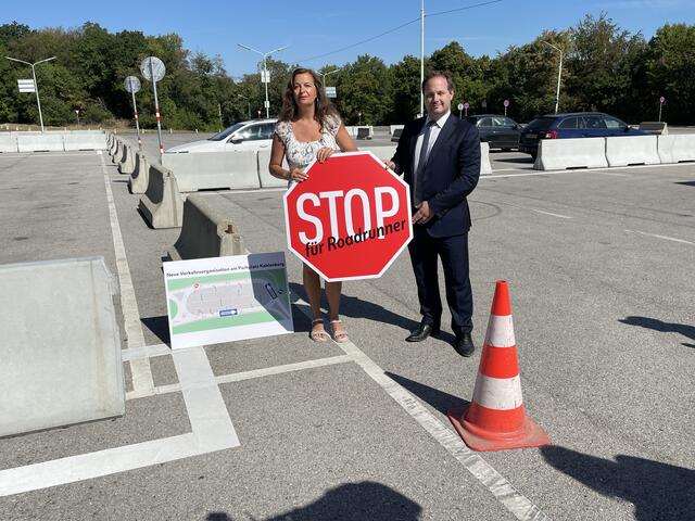 Stadträtin Ulli Sima (SPÖ) und Döblings Bezirkschef Daniel Resch (ÖVP) präsentierten am Donnerstag Maßnahmen gegen Roadrunner am Kahlenberg-Parkplatz. | Foto: Johannes Reiterits/RMW