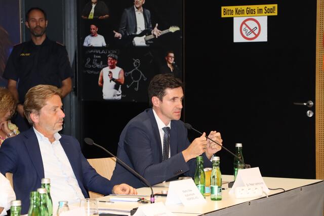 Beim Bezirksgericht Kufstein wurde bereits eine Klage gegen den neuen Stromtarif eingereicht. Rechtsanwalt Peter Ivankovics (re.) vertritt dabei die Stadtwerke Wörgl GmbH.  | Foto: Christoph Klausner