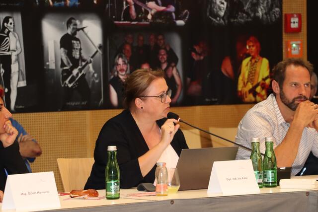 Grünen-GR Iris Kahn betont, dass es möglichst rasch Maßnahmen braucht, um den Menschen zu helfen. | Foto: Christoph Klausner