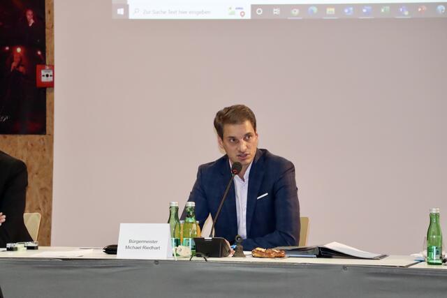 Bgm. Michael Riedhart musste einiges an Kritik einstecken. Allerdings wurde sein Vorschlag zur Entlastung schlussendlich angenommen.  | Foto: Christoph Klausner