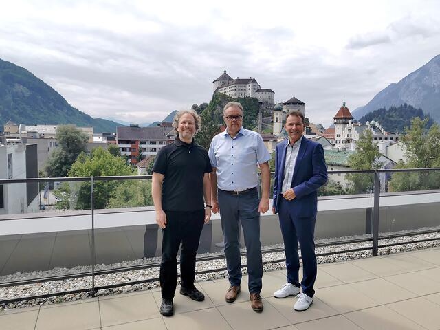 FH und Stadtwerke Kufstein arbeiten beim Thema Energiesparen in einem Projekt zusammen. Das freut Christian Huber (Studiengangsleiter Bachelor Energiewirtschaft), Stadtwerke-GF Wolfgang Gschwentner und FH-GF Thomas Madritsch (v.l.).  | Foto: FH Kufstein Tirol/Stadtwerke Kufstein