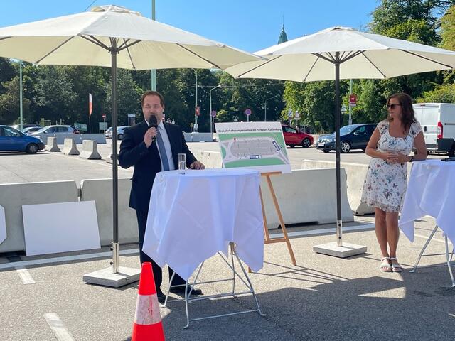 Bezirkschef Daniel Resch (ÖVP) präsentiert mit Stadträtin Ulli Sima (SPÖ) die Maßnahmen. | Foto: Johannes Reiterits/RMW
