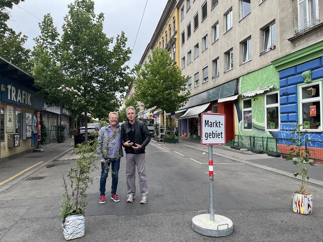 Anrainer Andreas Mrkvicka und Dario Formisano vom Lokal "Dario´s" freuen sich über die neue Fußgängerzone. | Foto: BV16