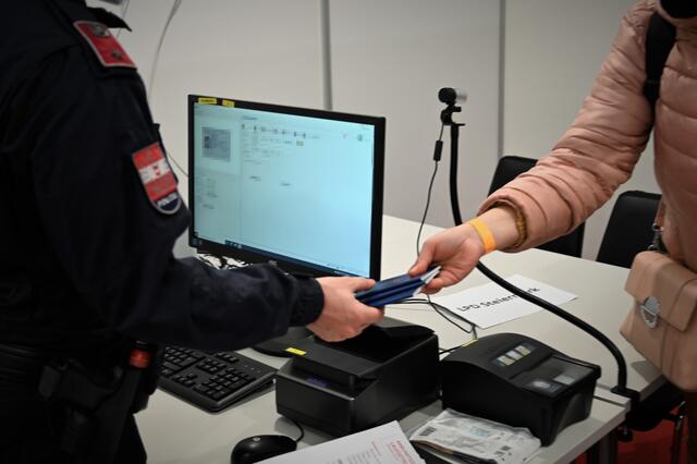 Eine Beamtin bei der Erfassung der persönlichen Daten einer Schutzsuchenden. | Foto: LPD Stmk/Hellinger