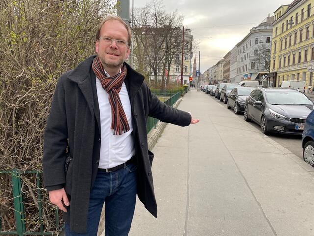 Dietmar Baurecht informiert über die weiteren geplanten Verbesserungen für Radfahrer.  | Foto: Patricia Hillinger