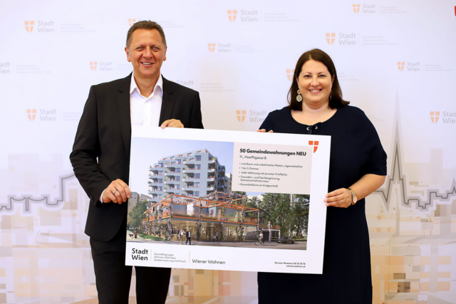 Simmerings Bezirksvorsteher Thomas Steinhart und Vizebürgermeisterin und Wohnbaustadträtin Kathrin Gaál (beide SPÖ) präsentieren den neuen Gemeindebau in der Hoefftgasse. | Foto: PID/Martin Votava