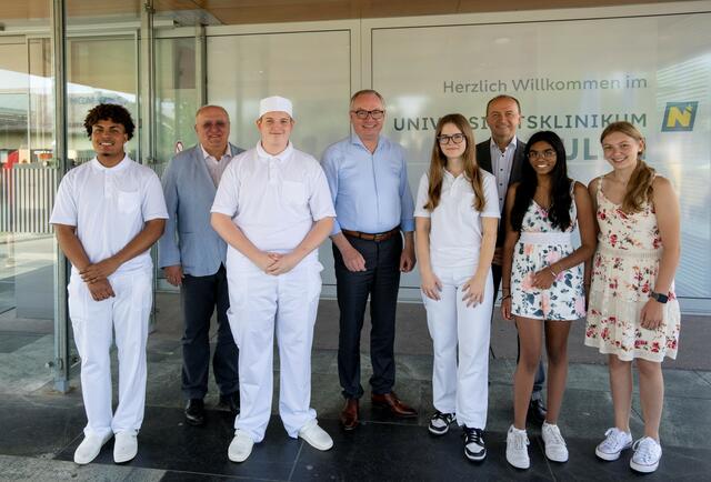 Das Team rund ums Universitätsklinikum Tulln begrüßte ihre Praktikanten. 
Oliver Isaac Rodriguez Gervacio (Küche), Andreas Mikl, Jonas Müller (Küche), Stephan Pernkopf, Magdalena Trofeit (Apotheke), Konrad Kogler, Amanpreet Kumar (medizinischer Schreibdienst), Sarah Oberndorfer (Kinderbetreuung). | Foto: UK Tulln