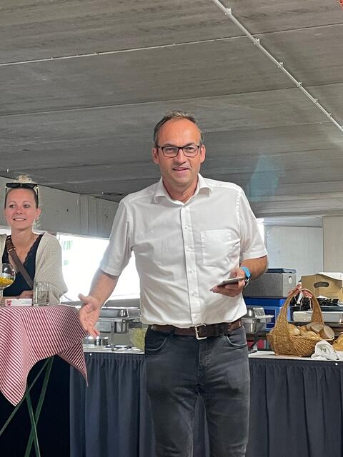 Hauptinvestor Ernst Mayr lud zur Gleichenfeier in die Parkgarage des neuen M-Centers ein. | Foto: Ebner