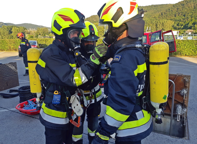 Person in Notlage beim Parkplatz Altau - die Feuerwehrleute von Weißenkirchen im Insatz. | Foto: FF Weißenkirchen, Florian Stierschneider