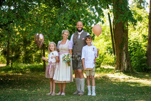Im Familienkreis haben Iris und Stefan Lankmair ihre Hochzeit gefeiert. | Foto: Fotoliesl/Elisabeth Wolkenstein