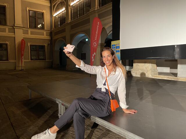 Schauspielerin, Produzentin und und "Selfie-Queen" Nina Hartmann bei der Vorpremiere ihres Regiedebüts im Lesliehof.  | Foto: Regionalmedien Steiermark