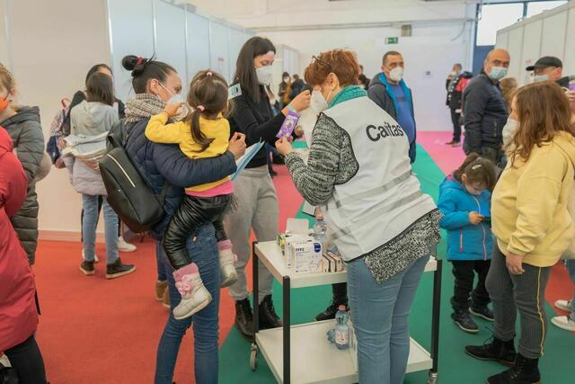 Auch die Caritas ist bei der Anlaufstelle derzeit vor Ort, um sich um die Flüchtlinge zu kümmern. | Foto: Land Steiermark/Robert Binder