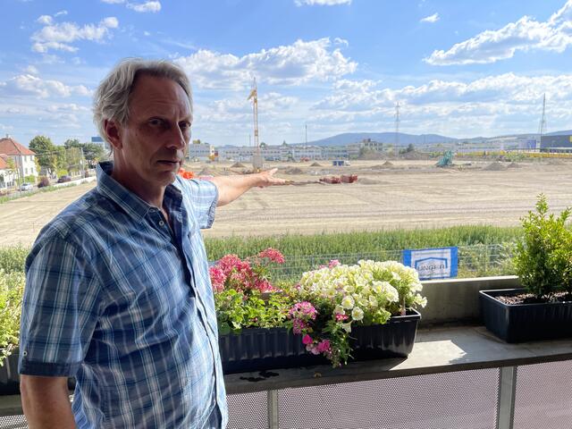 Martin Kurz befürchtet, dass es auf seinem Balkon mit dem Fernblick bis zum Anninger demnächst vorbei sein wird. | Foto: Kautzky