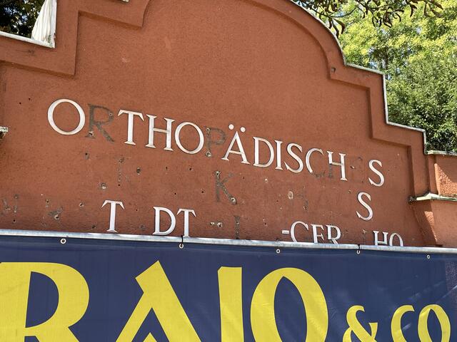 Das Buchstaben am Eingang hat schon bessere Zeiten gesehen. | Foto: zVg