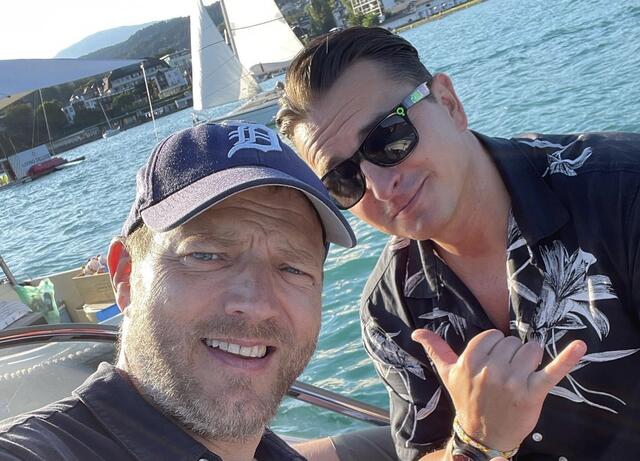 Die zwei Stars entspannen am Wörthersee  | Foto: Facebook/Mario Barth