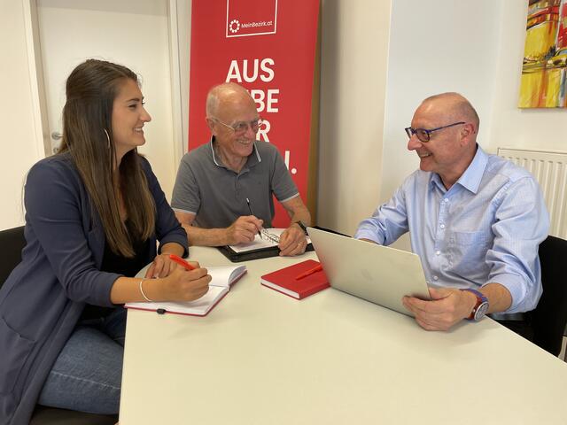Geschäftsstellenleiterin Manuela Kaluza und Redakteur Wolfgang Gaube bei der Besprechung mit Siegfried Nerath für das Leobener Wirtschaftsfrühstück am 23. August. | Foto: RegionalMedien/Gruber