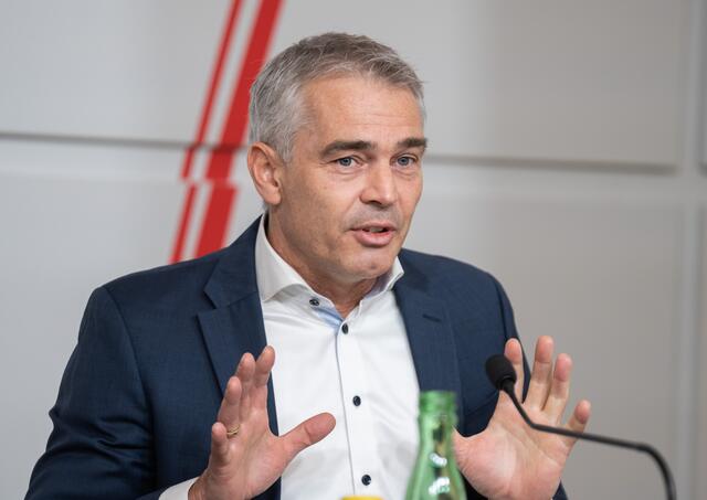 Um die Corona-Lage in Wien besser abschätzen zu können, fordert der Epidemiologe Gerald Gartlehner jetzt Stichproben in der Bevölkerung zu nehmen.  | Foto:  GEORG HOCHMUTH / APA / picturedesk.com