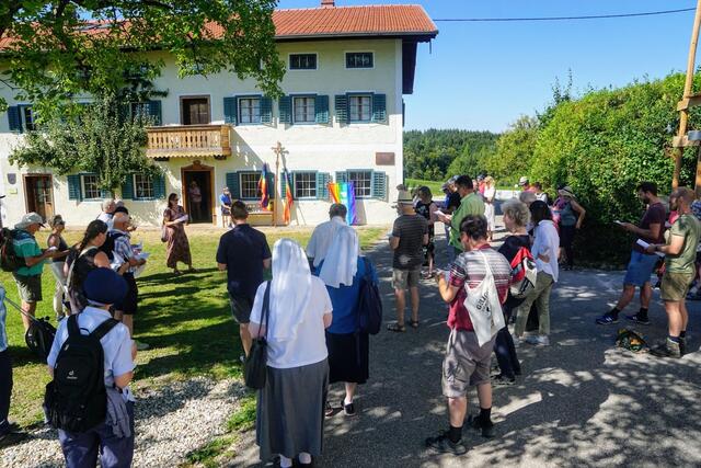 Eine Fußwallfahrt führte von Tarsdorf nach St. Radegund, wo um 16 Uhr eine Andacht zur Todesstunde von Franz Jägerstätter gefeiert wurde | Foto: Martin Pilgram