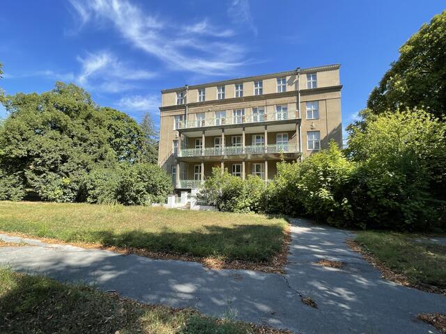 Die Rückansicht des ehemaligen Krankenhaus Gersthof. Hier befindet sich der wunderschöne Park. | Foto: zVg