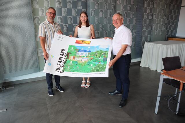 Michael Fend, Raphaela Steiner und Josef Ober präsentieren 16 Punkte für die Verwirklichung der eigenen Klimaoase. | Foto: Woche