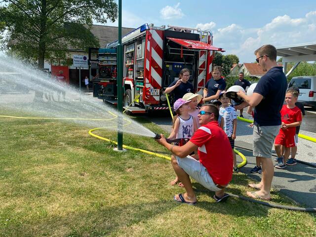 Ein Tag bei der Feuerwehr Deutsch Kaltenbrunn durfte im Ferienbetreuungsprogramm auch nicht fehlen.  | Foto: Feuerwehr Deutsch Kaltenbrunn