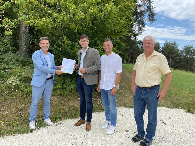 Überreichung der Zusage für die Kleinprojekteförderung zur Errichtung des neuen Wegkreuzes (von links): Bürgermeister Markus Lakounigg, Landesrat Martin Gruber, Stadtrat Andreas Sneditz und Diakon Josef Buchleitner | Foto: Büro LR Gruber/Posch