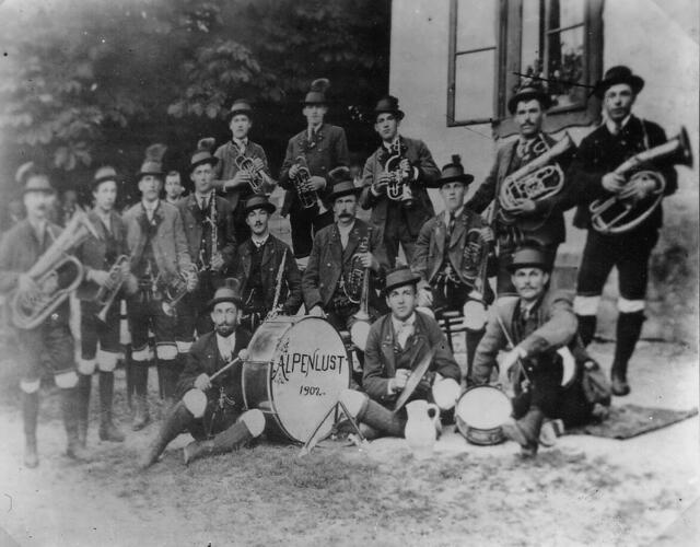 Die erste Obertrauner Musikkapelle namens „Alpenlust“ im Jahr 1902. | Foto: Archiv OMK Obertraun
