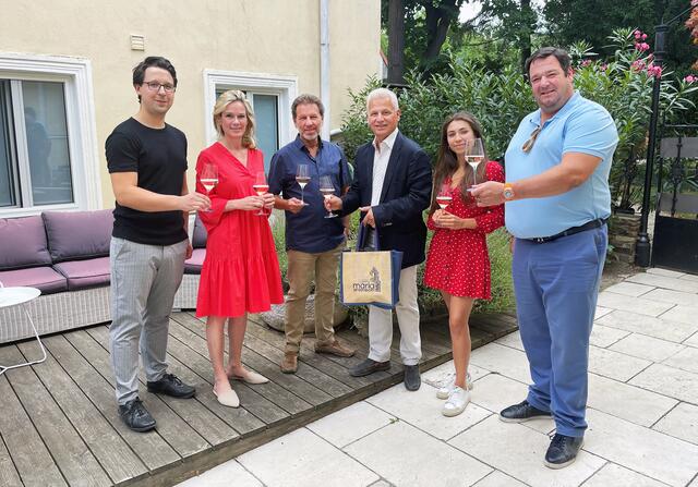 Bürgermeister Johann Zeiner, Vizebürgermeisterin Michaela Haidvogel und Vizebürgermeister Markus Waldner gratulierten Tommaso Arbace zu seinem 30-jährigen Betriebsjubiläum mit einem Sackerl gefüllt mit Maria Enzersdorfer Spezialitäten. Mit dabei auch seine Tochter Anna und Mitarbeiter Oliver Schmid. | Foto: Marktgemeinde Maria Enzersdorf