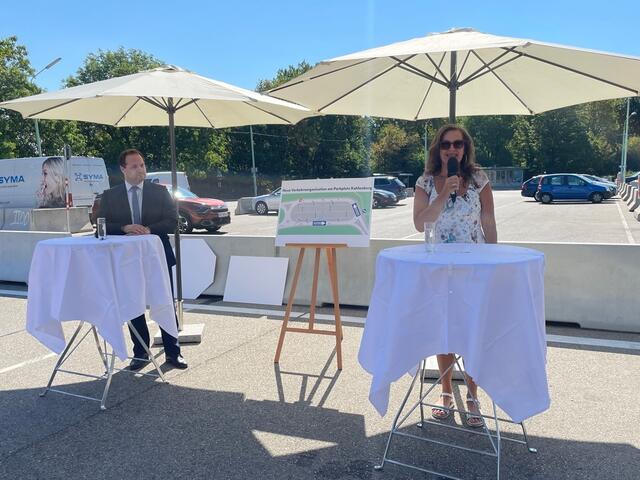 Bei der Präsentation der neuen Maßnahmen, direkt am Kahlenbergparkplatz: Bezirkschef Daniel Resch (ÖVP) und Verkehrsstadträtin Ulli Sima (SPÖ) | Foto: Johannes Reiterits/RMW