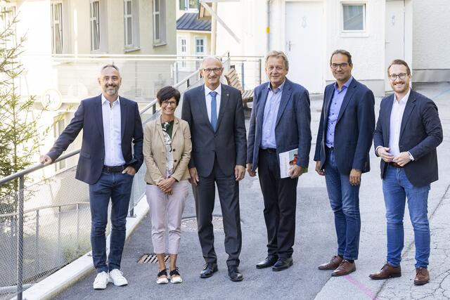 on links: Rainer Haag, Vorsitzender der Task Force Industrie 4.0 der Industriellenvereinigung Tirol, Elisabeth Lukasser-Vogl, GFin Verein klasse!forschung, LR Anton Mattle, AK Tirol-Präsident Erwin Zangerl, WK Tirol-Präsident Christoph Walser, ÖGB Tirol Vorsitzender Philip Wohlgemuth. | Foto: © Land Tirol/Die Fotografen