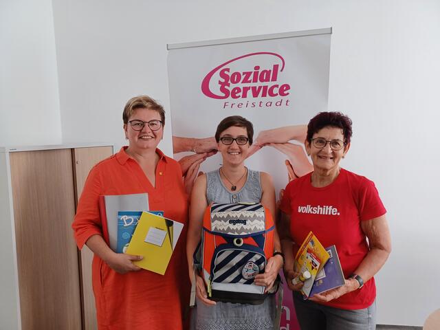Bitten wieder um Spenden, um Familien den teuren Schulstart zu erleichtern (v.l.n.r.): Irmgard Sternbauer (Pfarre), Theresa Schinnerl-Leitner (Sozialservice) und Ulrike Steininger vom Volkshilfe-Bezirksverein Freistadt. | Foto:  VH Freistadt
