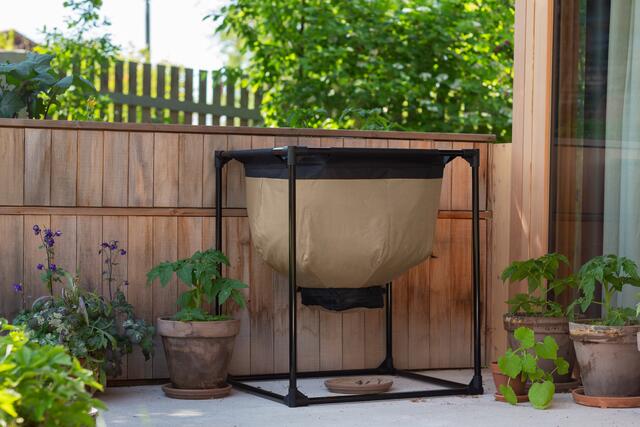 So eine Wormbag der Andorfer Wurmkiste befindet sich im ersten Wiener Bezirk und gilt als Biomülltonnenersatz. | Foto: wurmkiste.at