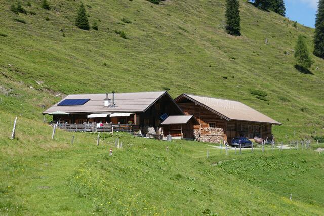 Auf ein Getränk bei der Vorderkaseralm vorbeischauen gehört zum Abstieg einfach dazu.  | Foto: Thomas Neuhold