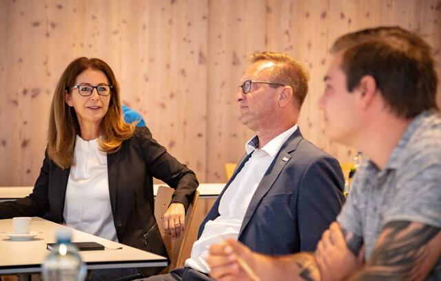 Mag. Isolde Stieg, Vorständin der Tiroler Versicherung, im Austausch bei Höpperger Umweltschutz. | Foto: Höpperger Umweltschutz - Felix Stark