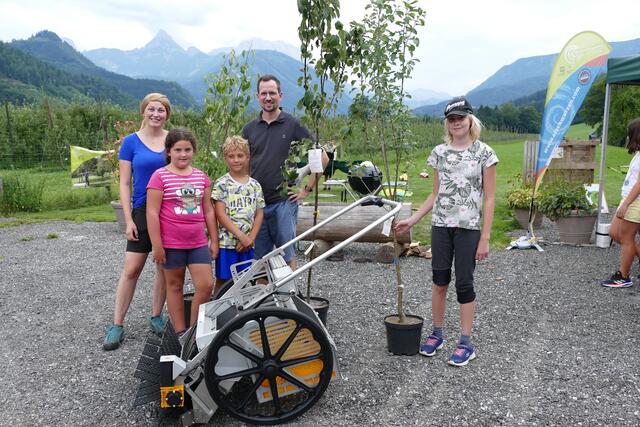 Beim Abschlussfest gab es auch etwas zu gewinnen. Drei Kinder durften einen Obstbaum mit nach Hause nehmen. Im Vordergrund steht eine Streuobstraupe, welche die Ernte von Fallobst in der Region erleichtern soll. | Foto: NUP Eisenwurzen