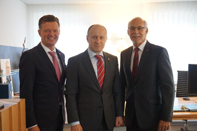 Ukrainischer Honorarkonsul in Salzburg, Martin Panosch, Vasyl Khymynets, ukrainische Botschafter und Bürgermeister Günther Mitterer, Präsidenten des Salzburger Gemeindeverbandes (v.l.) | Foto: Stadtgemeinde St. Johann