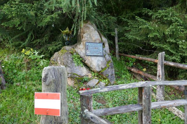 Denkmal, Erinnerungsstein für eine verunglückte Sennerin beim Anstieg auf die Roßkarkopfscharte.  | Foto: Thomas Neuhold