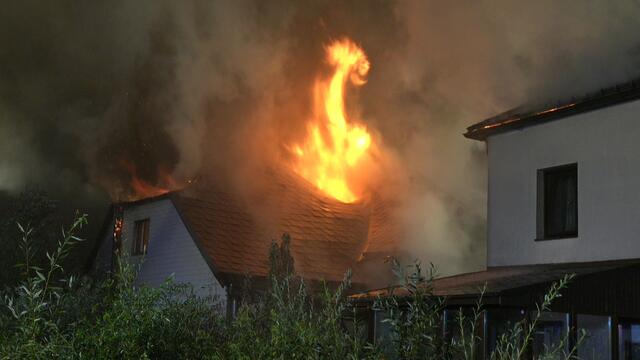 Zwei Wohnhäuser und ein Carport brannten vergangene Nacht in Klausen-Leopoldsdorf. | Foto: BFKDO BADEN/Stefan Schneider