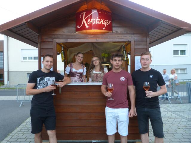 Jede Menge kühle Getränke und Spaß mit Freunden - an den Rotweintagen in Neckenmarkt!