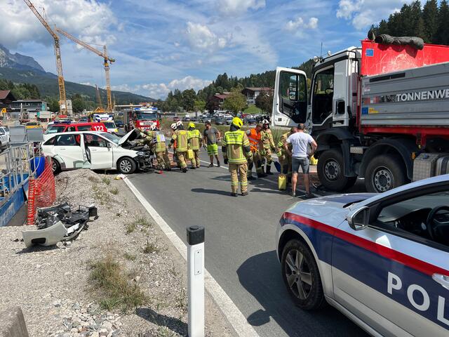 Die Einsatzkräfte der Rettung, FFW und Polizei waren rasch an der Unfallstelle auf der B178 in Scheffau. | Foto: ZOOM.Tirol