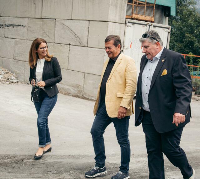 Isolde Stieg (Tiroler Versicherung), Harald Höpperger und Risikomanager Clemens Reitz bei der Betriebsbesichtigung. | Foto: Höpperger Umweltschutz - Felix Stark