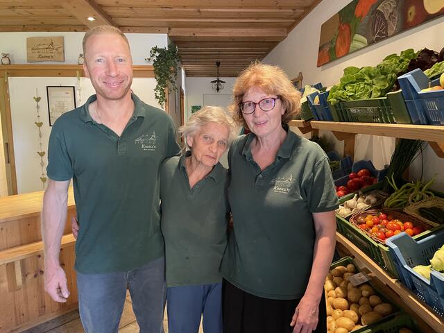 Florian Eisl mit seiner Großmutter und Mutter im Hofladen.  | Foto: sm