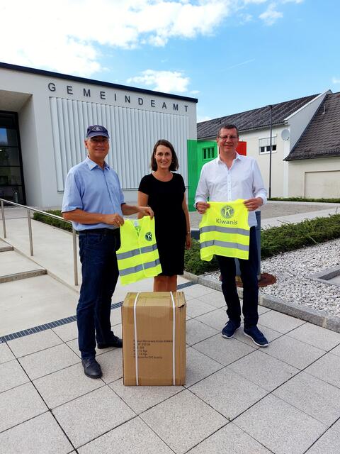V.l.: Roland Zimmerhansl mit Christina Mühlböck-Oppolzer und Max Pernsteiner. | Foto: Kiwanis-Club Linz-Kepler