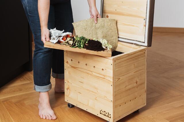 Die Würmer können mit Biomüll gefüttert werden und kompostieren so. | Foto: wurmkiste.at