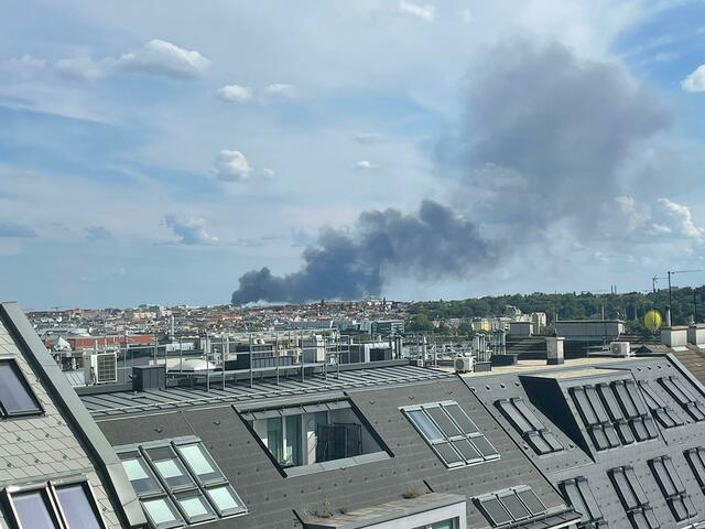 Die dicke Rauchwolke kann man am Freitagnachmittag aus vielen Teilen Wiens sehen. | Foto: Dominique Rohr