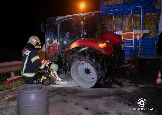Der Lenker des Traktors blieb unverletzt.  | Foto: Fotokerschi/Schartner